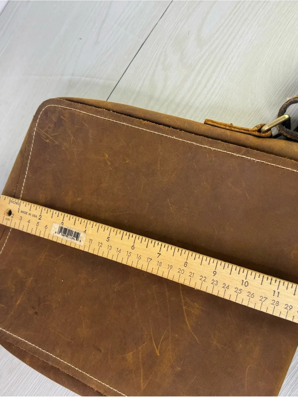 The real leather  Men's Brown Leather Messenger Bag - Classic Crossbody
